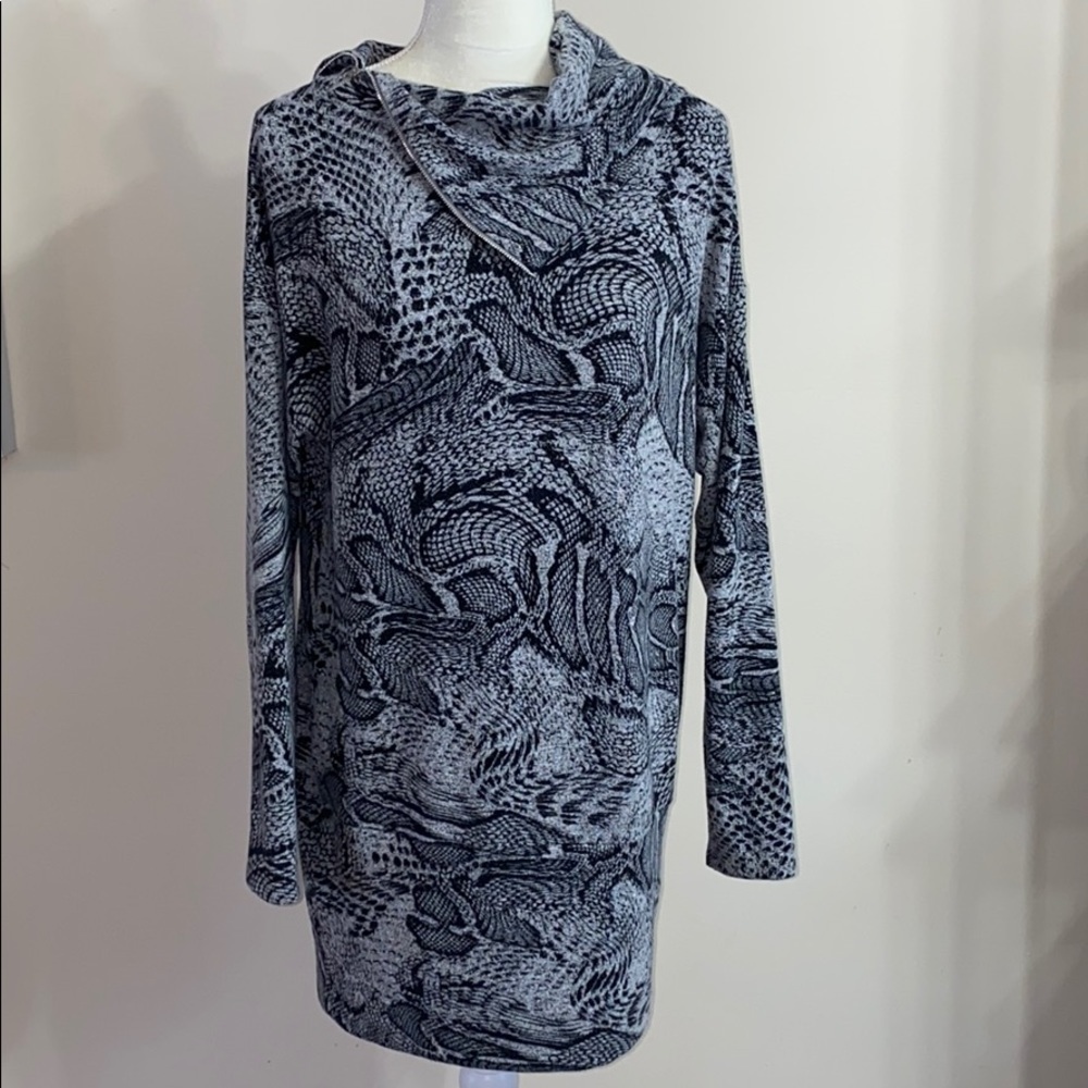 White House Black Market printed tunic!